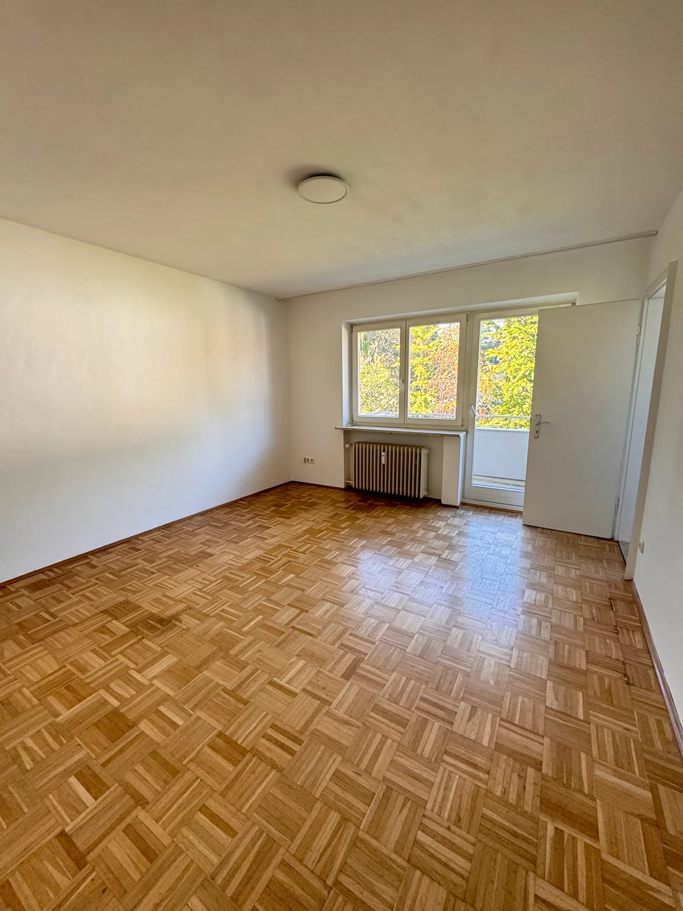 Wohnzimmer mit Balkon in einer Wohnung in der Kunihohstraße