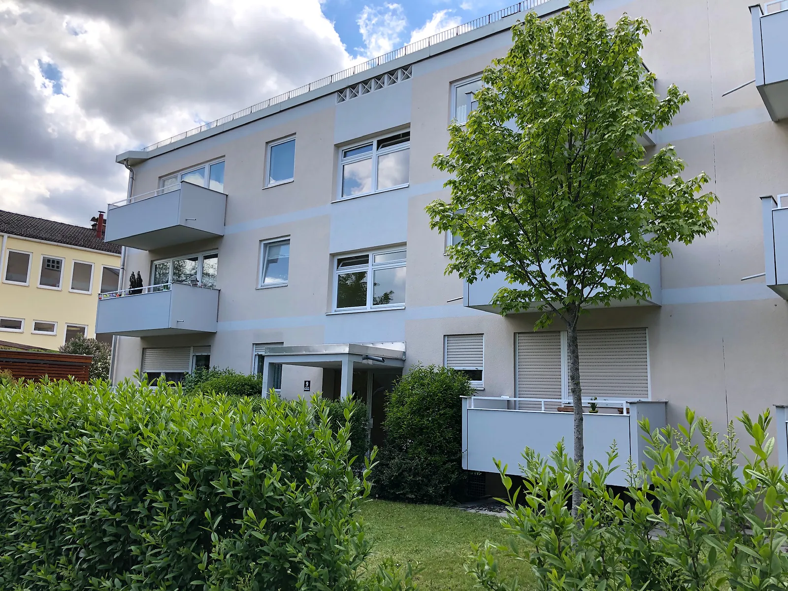 Begrünte Wohnanlage mit Balkonen in München - Bogenhausen